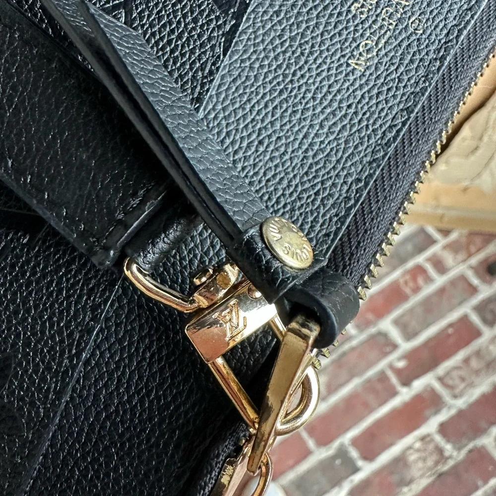 Black Embossed Leather Authentic Louis Vuitton Zip Wristlet bag - Picture 4 of 4
